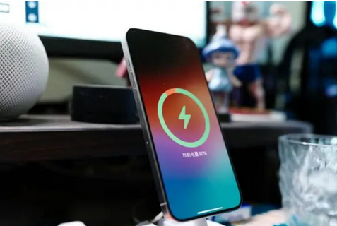 韶山苹果15换屏服务分享用什么充电器给iPhone15充电更好 